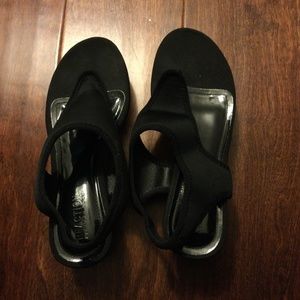 Kenneth Cole Reaction Ladies Black Material SANDLE Size 7.5